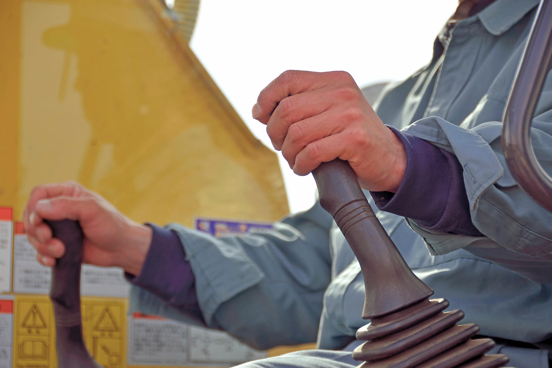 重機オペレーター・内装解体従事者の画像