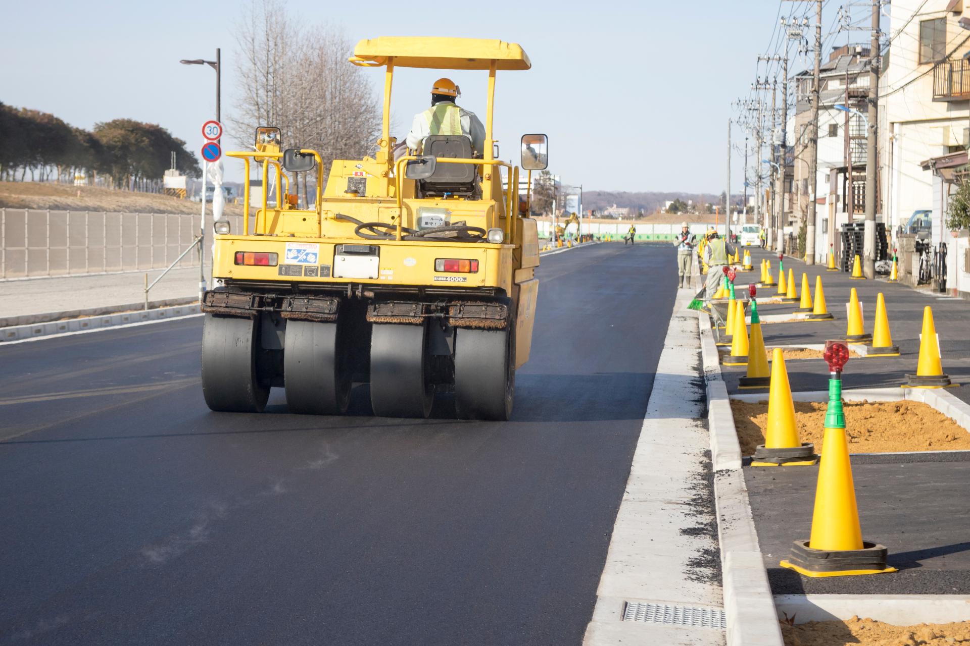 道路を舗装している画像